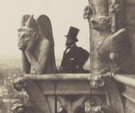 Charles Nègre (1820-1880), Le Stryge. Détail du Stryge et d’Henri Le Secq. Vers 1853, photographie (épreuve sur papier salé à partir d’un négatif sur papier ciré), 32,5 × 23 cm. Paris, musée d’Orsay