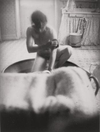 Pierre Bonnard (1867-1947), Marthe au tub. Entre 1908 et 1910, photographie (négatif sur film souple au gélatino-bromure d’argent), 7,8 × 5,5 cm. Paris, musée d’Orsay