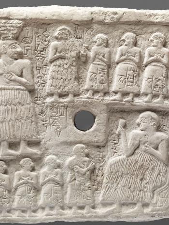 Relief perforé, dit Relief d’Ur-Nanshe. Provient de Tello (ancienne Girsu), en Irak. Vers 2550-2500 av. J.-C., sculpture (calcaire), 39 × 46,5 × 6,5 cm. Paris, musée du Louvre (AO 2344)
