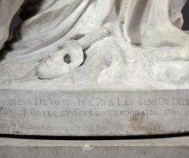 Jean-Baptiste Pigalle (1714-1785), Voltaire nu (détail de l’inscription sur le socle). 1776, sculpture (marbre), 150 × 89 × 77 cm. Paris, musée du Louvre (dépôt de l’Institut de France, 1962)