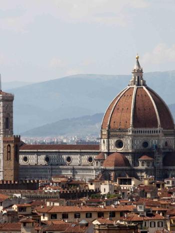 Vue du dôme de Florence, une coupole octogonale en briques rouges surmontant la cathédrale Santa Maria del Fiore, symbole de la Renaissance italienne